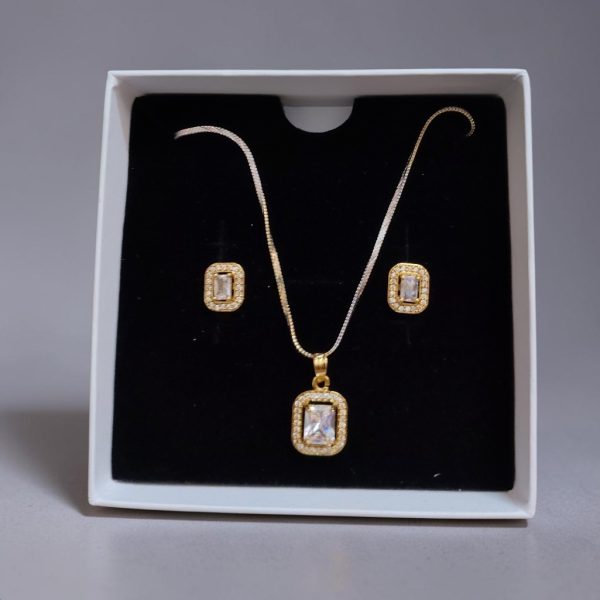 Double tone crystal pendant set