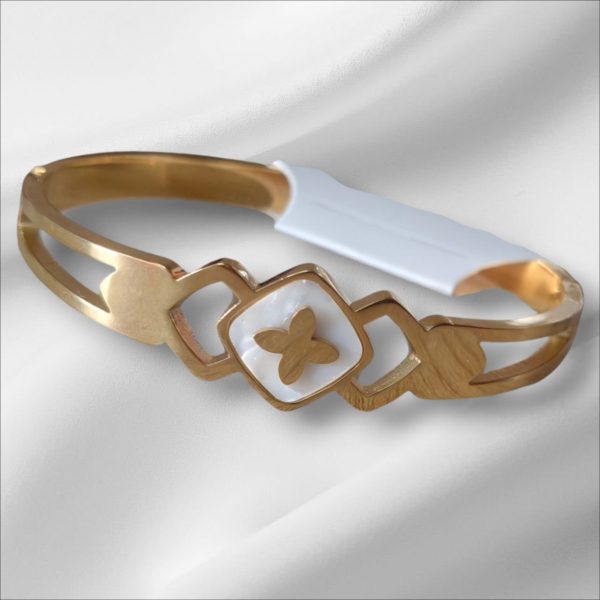 WHITE FLORAL ANTI TARNISH BRACELET